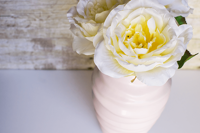 Add a little bit of color and life to an old vase using #decoart chalk paint. It's a great way to add a little bit of color to an otherwise bland space.