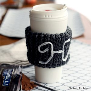 Dive right in to this delicious coffee roundup! Full of easy coffee-inspired crafts and yummy coffee recipes that'll be perfect for a family gathering!