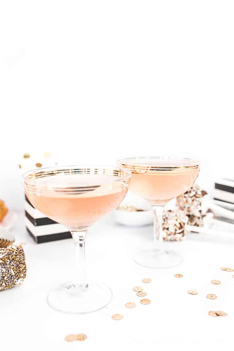 Ring in the New Year with family & friends and plan a simple get-together with diy crafts and simple recipes using this New Years Eve Party roundup!