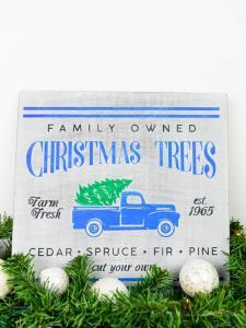 Christmas Tree Truck Sign - I am so obsessed with the Christmas Tree Truck decor and really wanted something of my own, but didn't want to pay for it. So I made my own Christmas Truck Sign to match my home decor with my Silhouette Machine and stencil vinyl.