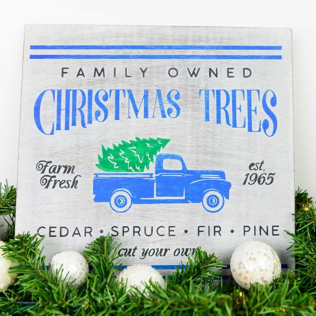 Christmas Tree Truck Sign - I am so obsessed with the Christmas Tree Truck decor and really wanted something of my own, but didn't want to pay for it. So I made my own Christmas Truck Sign to match my home decor with my Silhouette Machine and stencil vinyl.