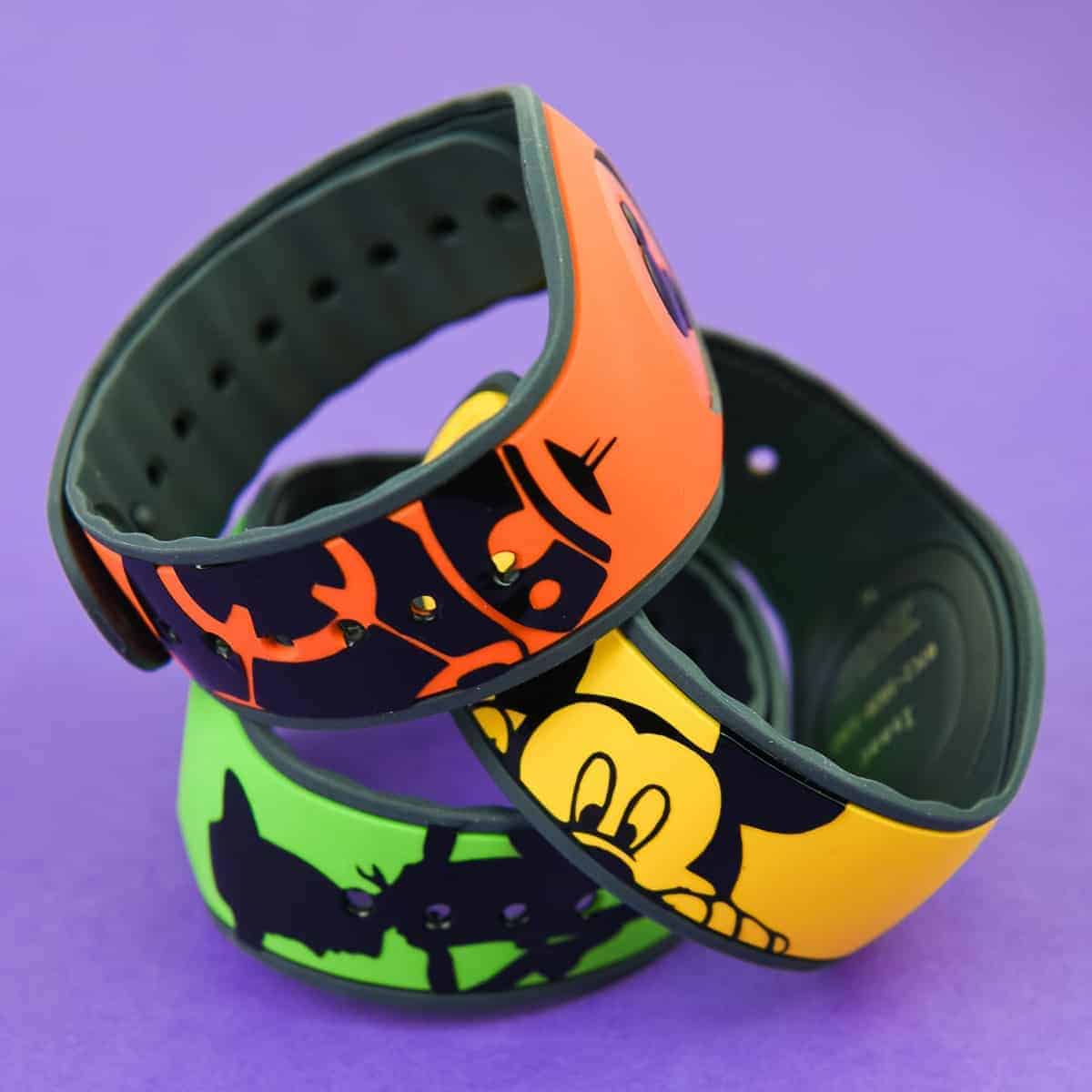 Disney Magic Bands - Get ready to show your #disneyside with custom Disney Magic Bands! All you need is 20 minutes, a Silhouette Machine, and some vinyl to end up with a new craft obsession.
